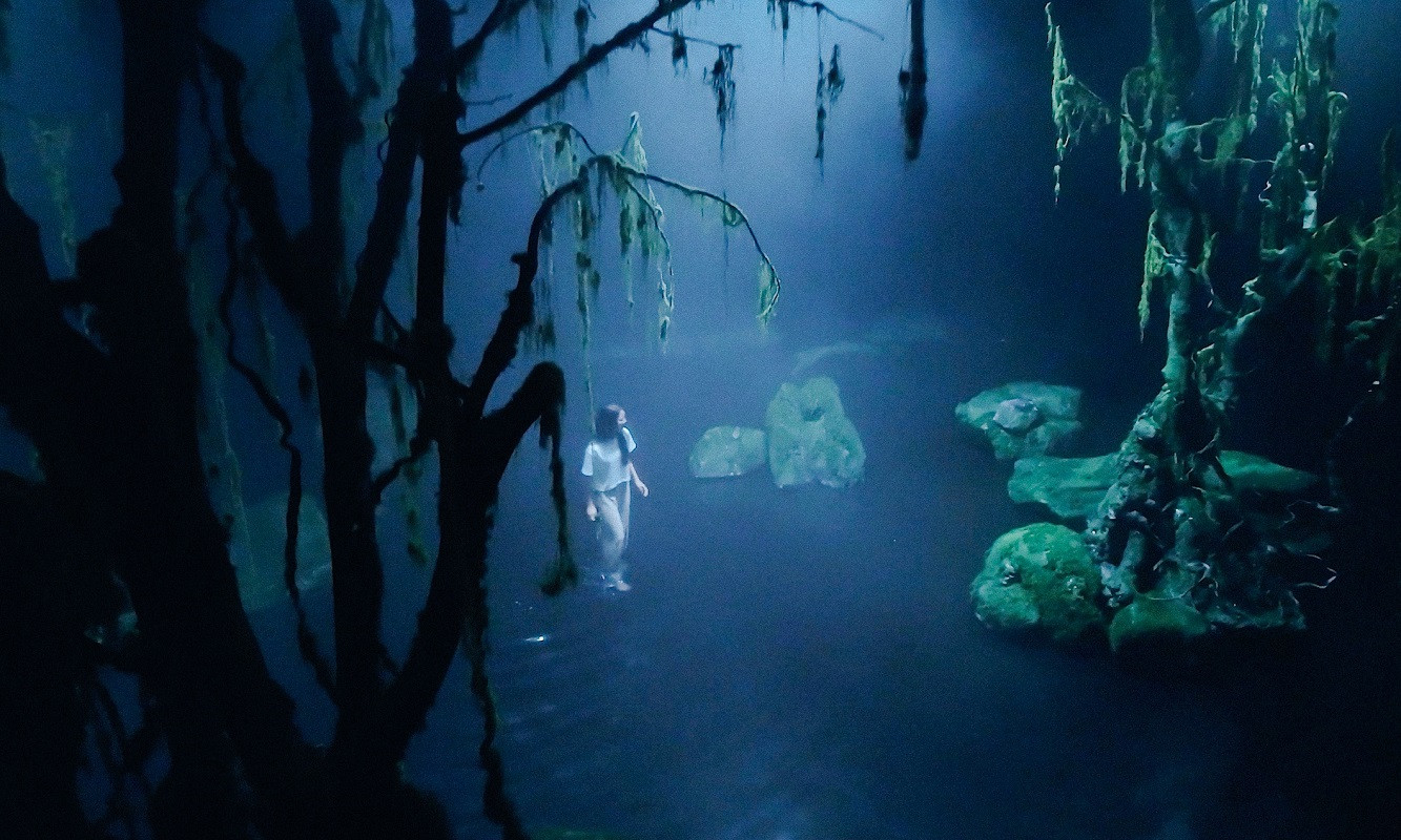 Hồ đá cũng như một nhân vật trong phim.