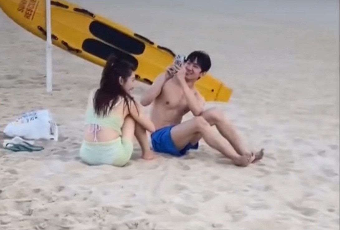 Hai diễn viên lộ ảnh đi du lịch riêng cùng nhau.