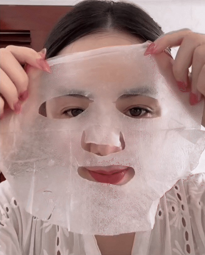 Nữ diễn viên đắp mặt nạ giấy hằng ngày để giữ làn da luôn mịn màng.