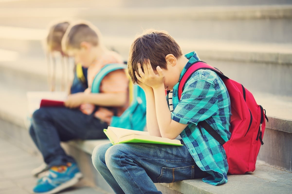 Nhiều bạn bị căng thẳng khi chuyển trường mới. Nhiều bạn bị căng thẳng khi chuyển trường mới.