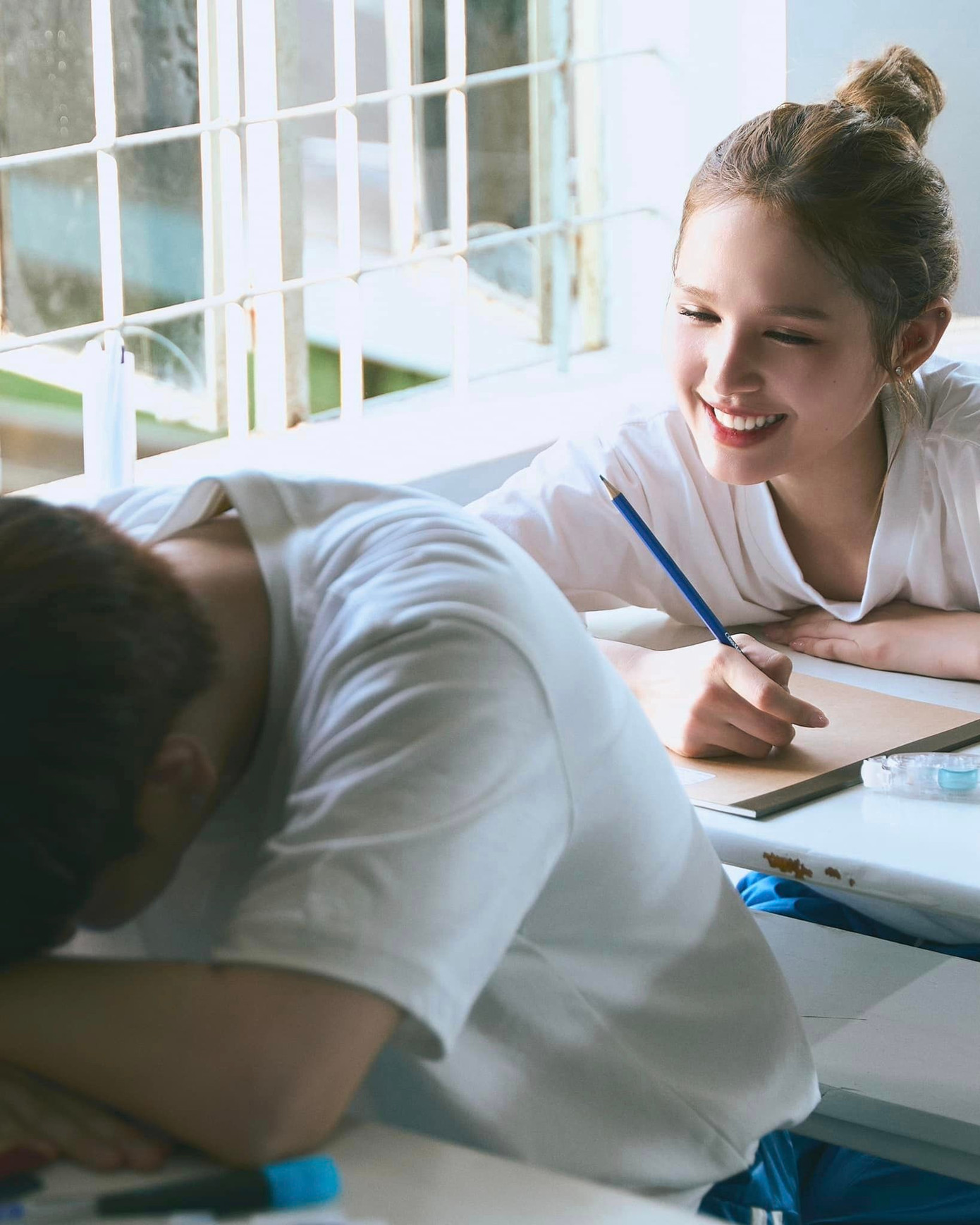 Xoài Non xinh xắn khi đóng MV "Ngày Đẹp Trời Để Nói Chia Tay" của Lou Hoàng. Xoài Non xinh xắn khi đóng MV "Ngày Đẹp Trời Để Nói Chia Tay" của Lou Hoàng.