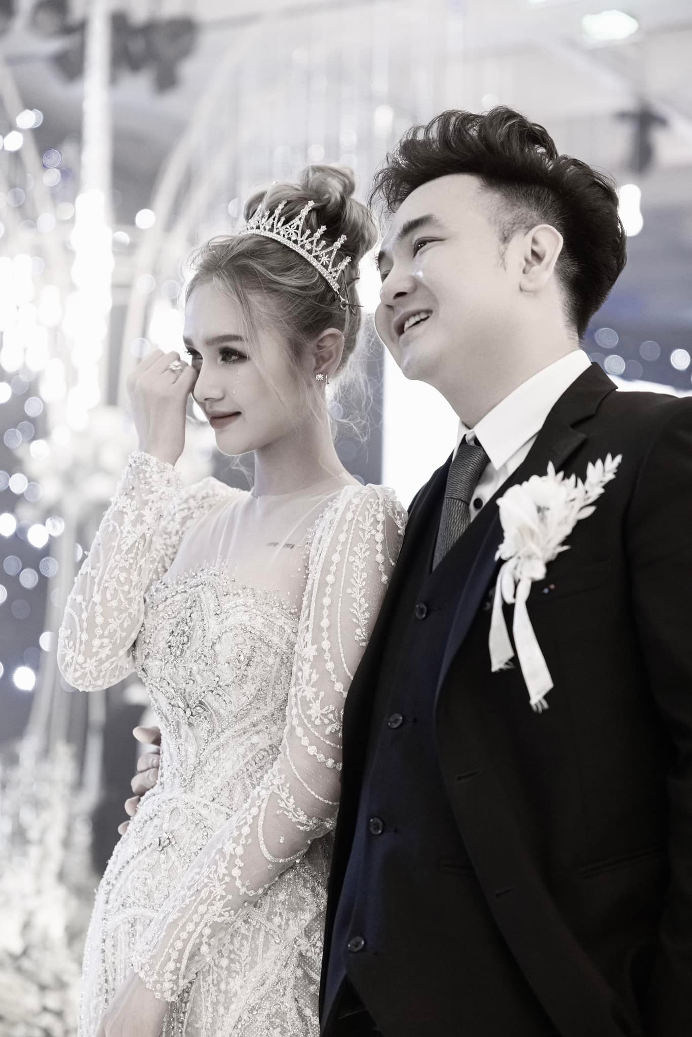 Xoài Non đăng ảnh cưới ở thông báo chia tay. Xoài Non đăng ảnh cưới ở thông báo chia tay.