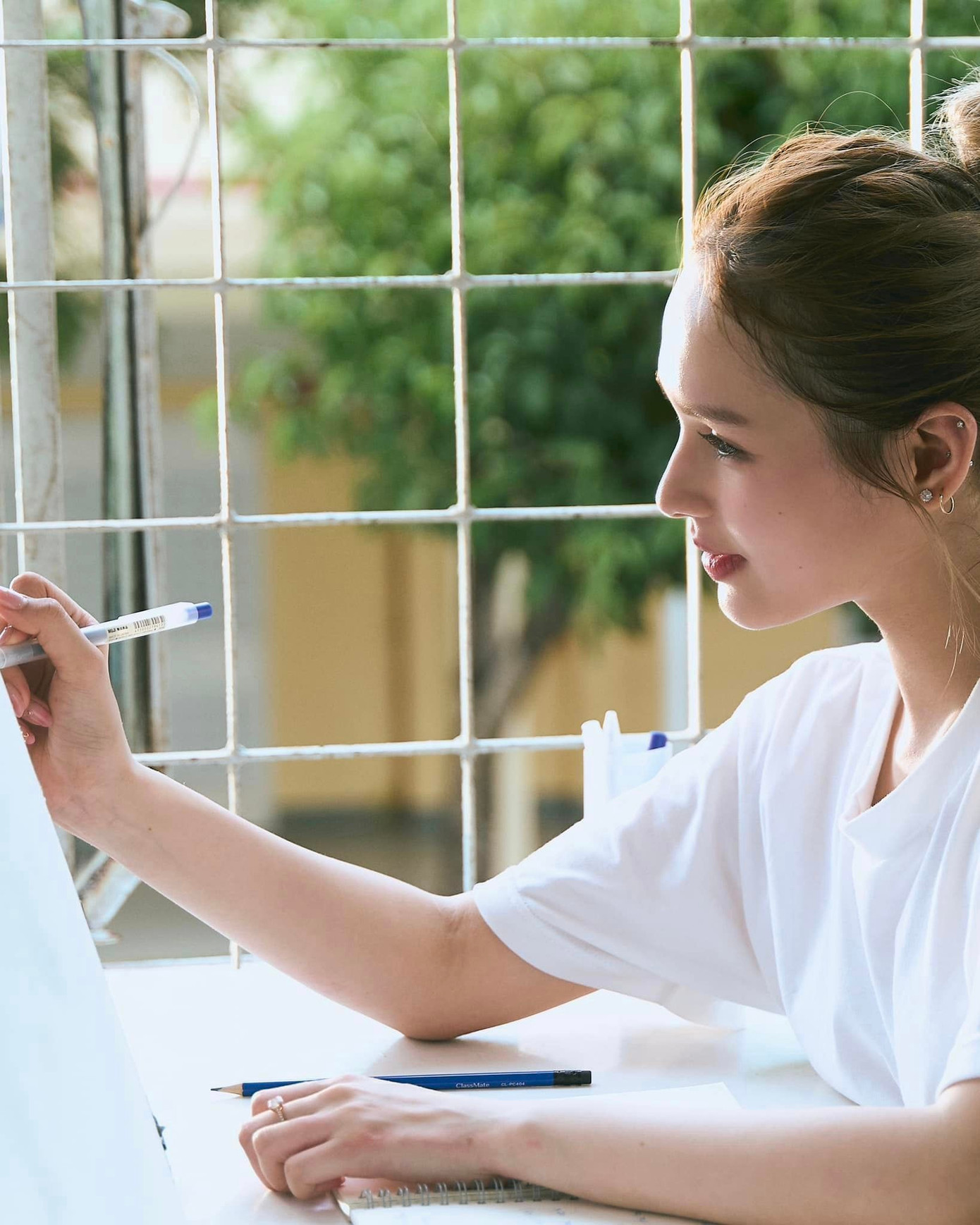 Xoài Non xinh xắn khi đóng MV "Ngày Đẹp Trời Để Nói Chia Tay" của Lou Hoàng. Xoài Non xinh xắn khi đóng MV "Ngày Đẹp Trời Để Nói Chia Tay" của Lou Hoàng.