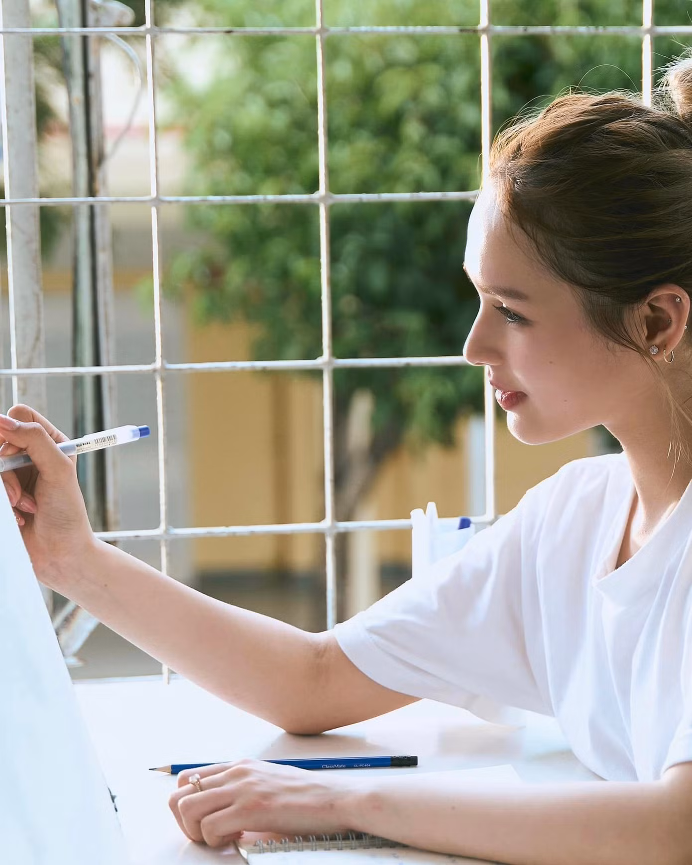 Xoài Non xinh xắn khi đóng MV "Ngày Đẹp Trời Để Nói Chia Tay" của Lou Hoàng. Xoài Non xinh xắn khi đóng MV "Ngày Đẹp Trời Để Nói Chia Tay" của Lou Hoàng.