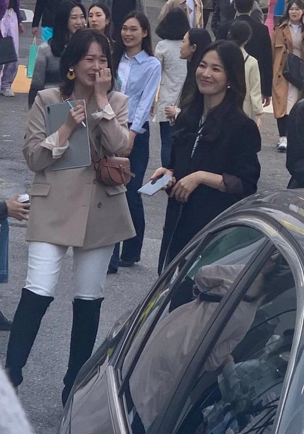 Netizen phát hiện cô mặc một set đồ cho hai phim.