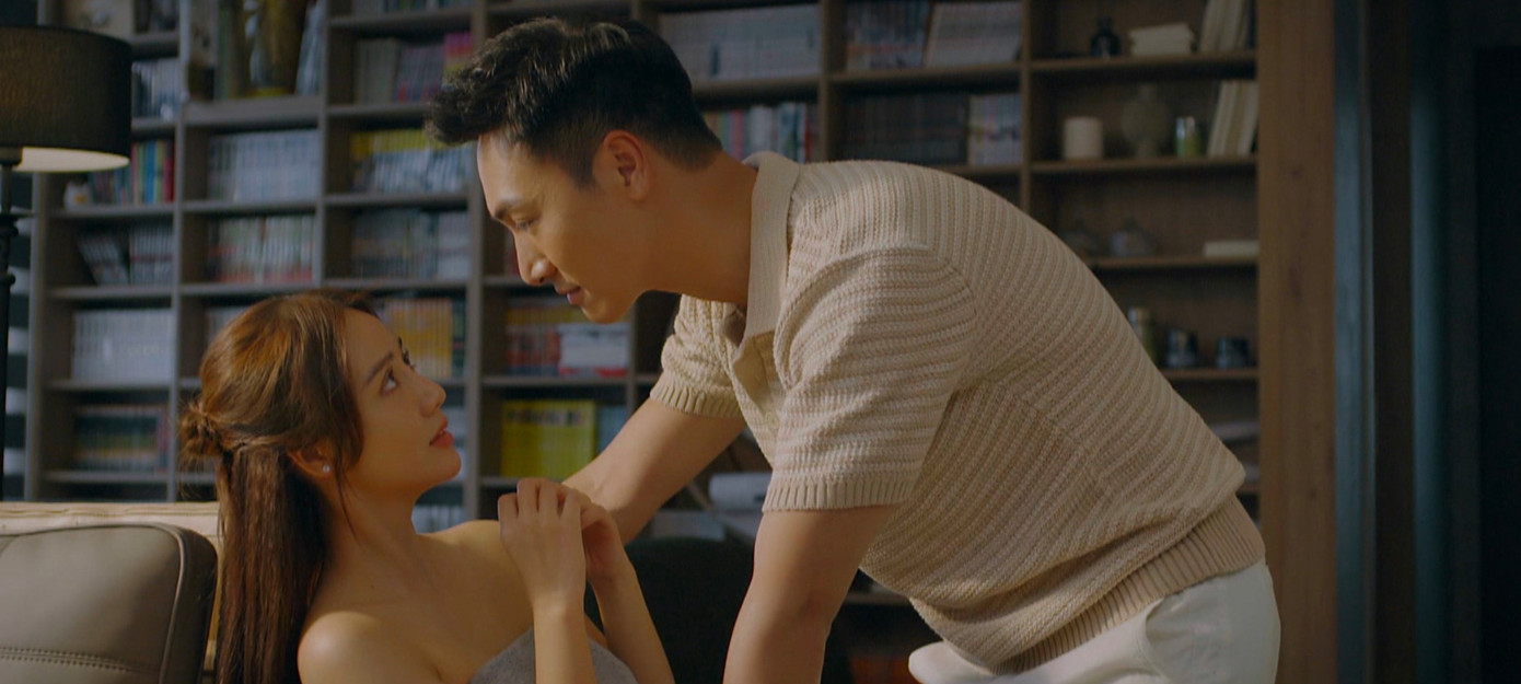 Trên phim lãng mạn còn trên thực tế, hai diễn viên luôn bật cười khi nhìn nhau. Trên phim lãng mạn còn trên thực tế, hai diễn viên luôn bật cười khi nhìn nhau.