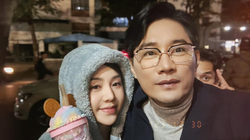 Khôi Trần và Quỳnh Kool thân thiết sau hậu trường. Khôi Trần và Quỳnh Kool thân thiết sau hậu trường.