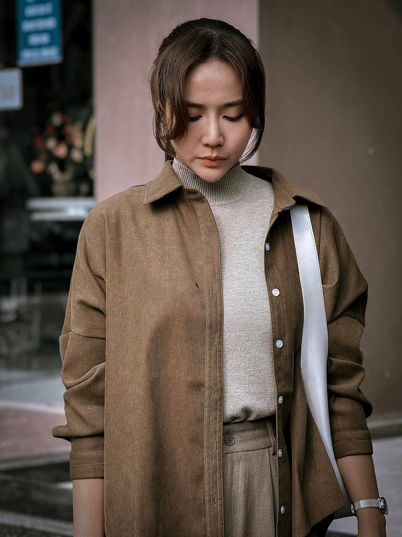 Huyền Lizzie cũng ăn mặc đơn giản ở phần lớn bộ phim.