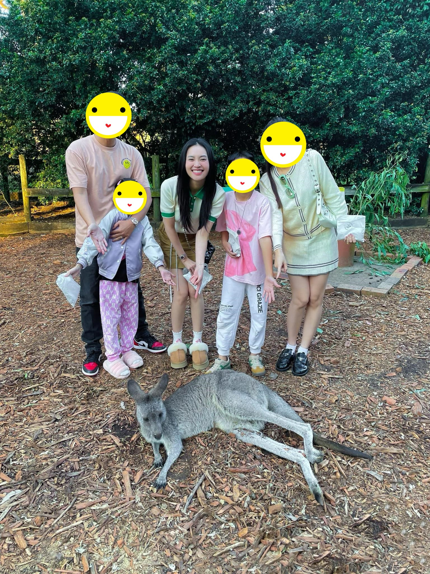 Có vẻ Lan Ngọc đã trở lại Úc để học tiếp, tránh bị mọi người đồn thổi không hay. Có vẻ Lan Ngọc đã trở lại Úc để học tiếp, tránh bị mọi người đồn thổi không hay.