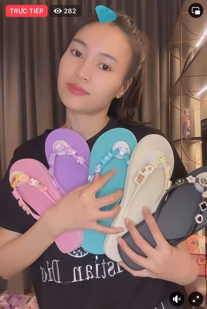 Cô tranh thủ livestream bán hàng cho chị gái khi ở Việt Nam.