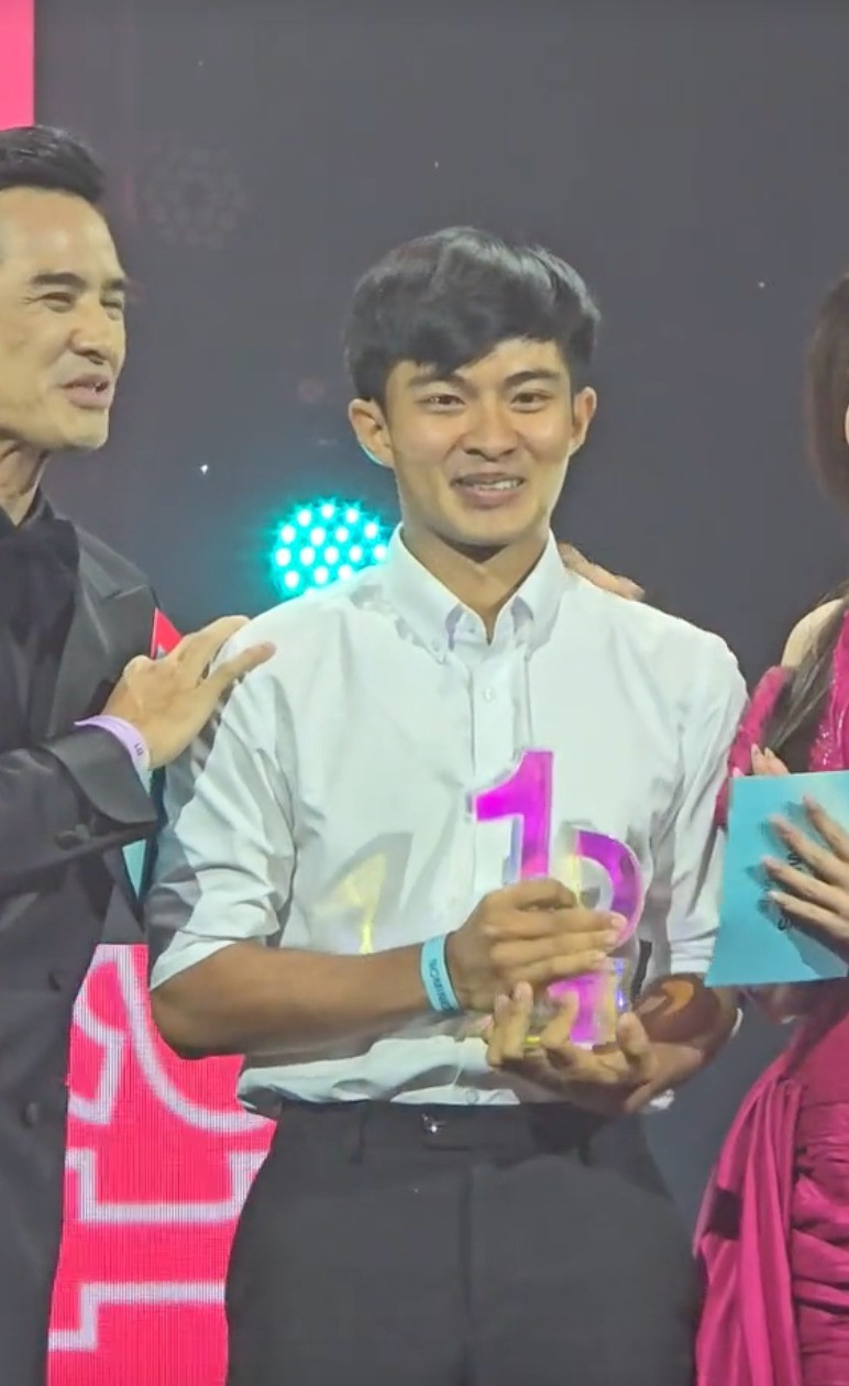 Việc người nhận giải trên thực tế khác người được gọi tên trên màn hình.