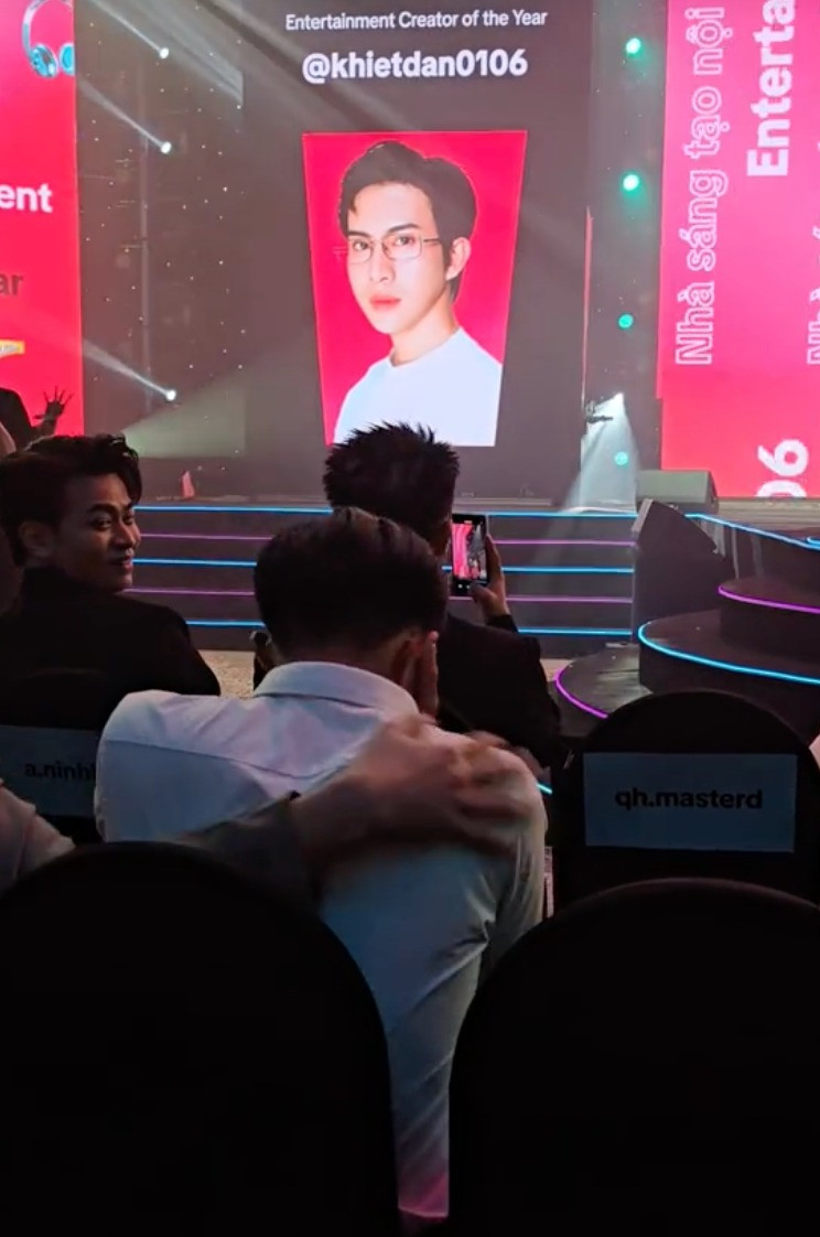 Việc người nhận giải trên thực tế khác người được gọi tên trên màn hình.