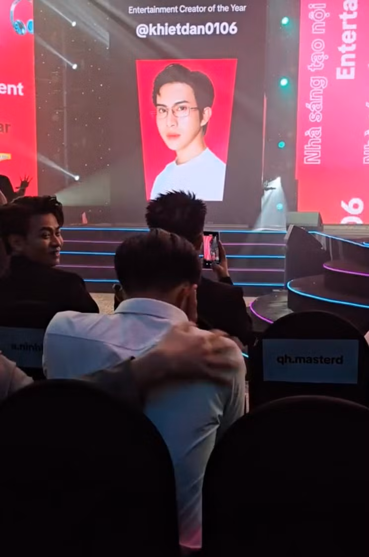 Việc người nhận giải trên thực tế khác người được gọi tên trên màn hình. Việc người nhận giải trên thực tế khác người được gọi tên trên màn hình.