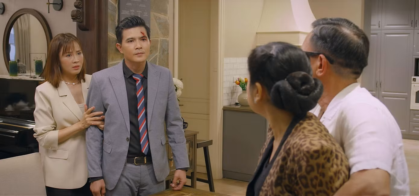 Ngân Hà và mẹ ruột lúc nào cũng căng thẳng.