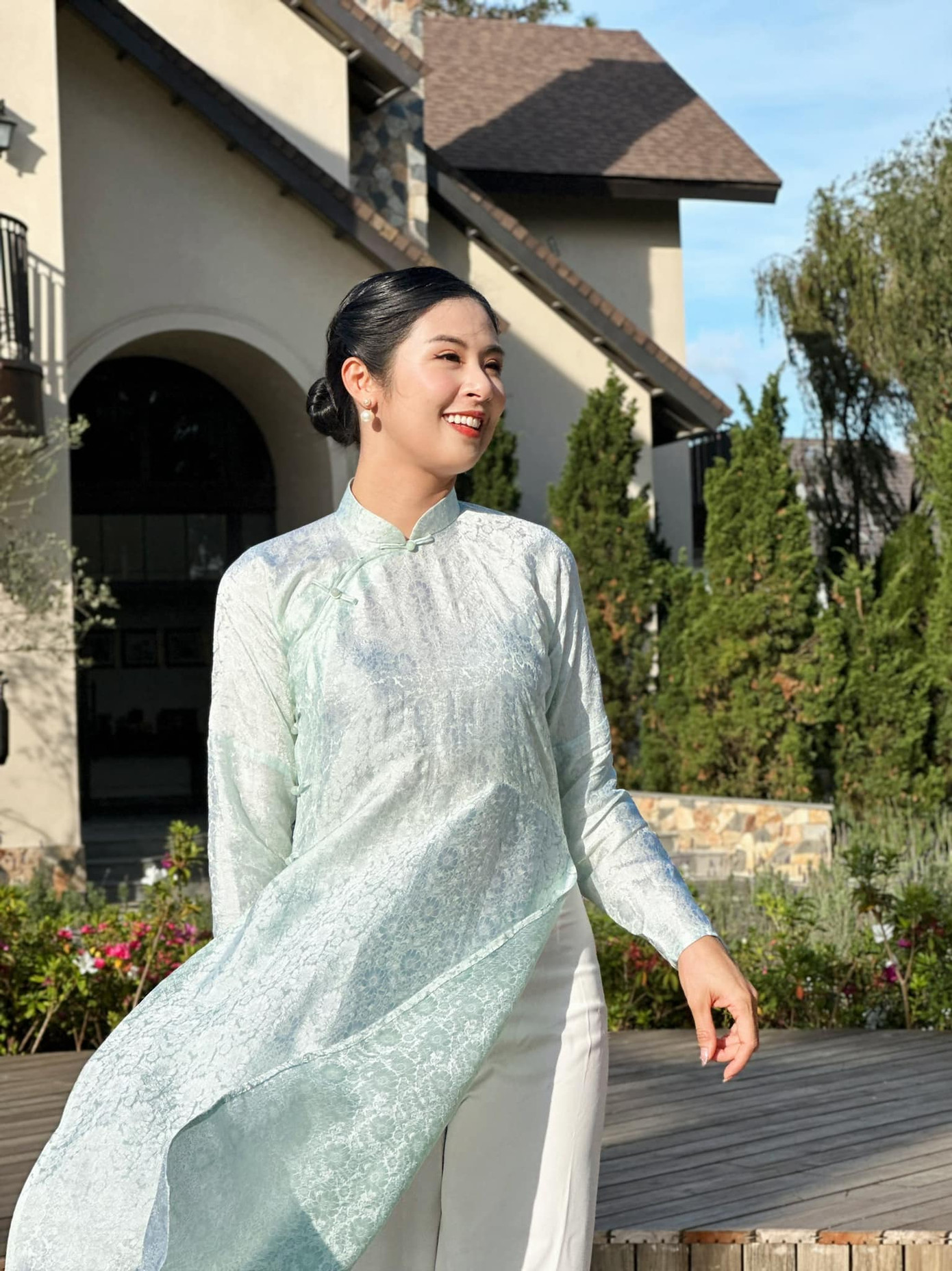 Hoa hậu Ngọc Hân cũng vướng nghi vấn mang thai con đầu lòng.