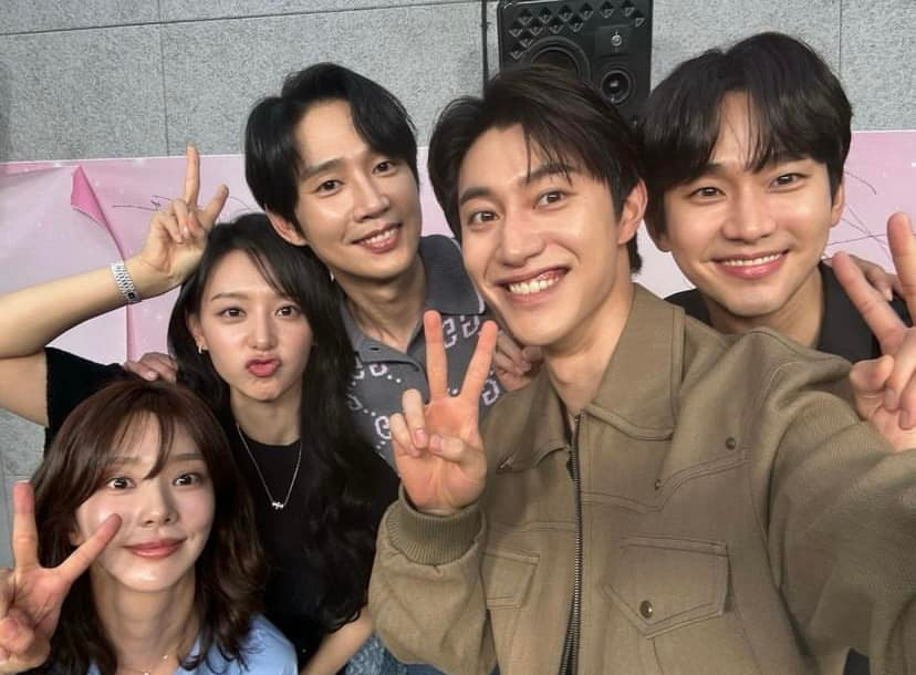 Bức ảnh dàn cast hội ngộ do Park Sung Hoon đăng tải.