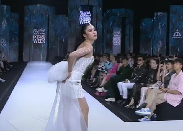 Cô có nhiều hành động gây khó hiểu Cô có nhiều hành động gây khó hiểu