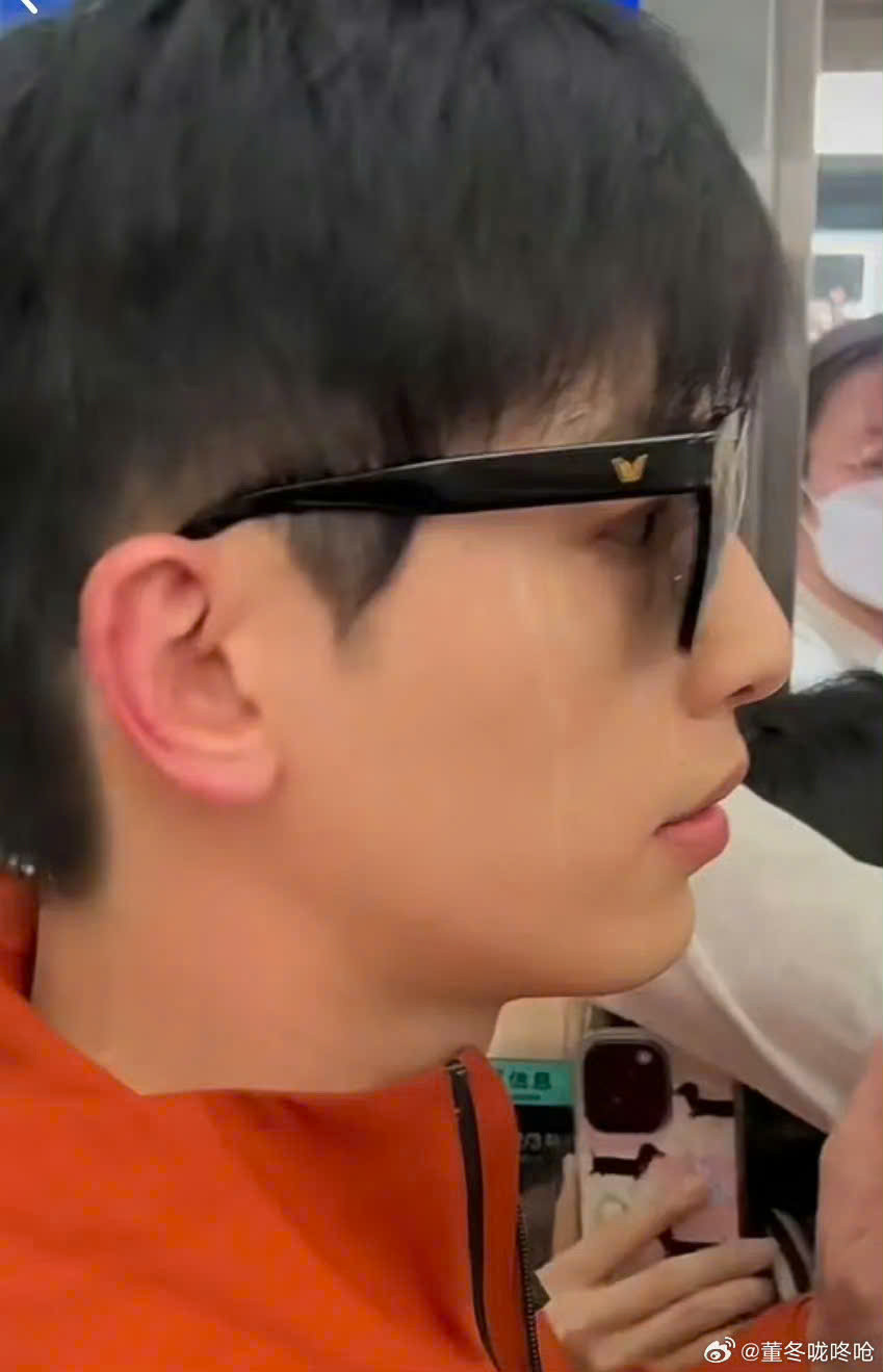 Nam diễn viên từng được fan chào đón tới mức trôi cả lớp trang điểm. Nam diễn viên từng được fan chào đón tới mức trôi cả lớp trang điểm.