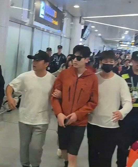 Nam diễn viên từng được fan chào đón tới mức trôi cả lớp trang điểm. Nam diễn viên từng được fan chào đón tới mức trôi cả lớp trang điểm.