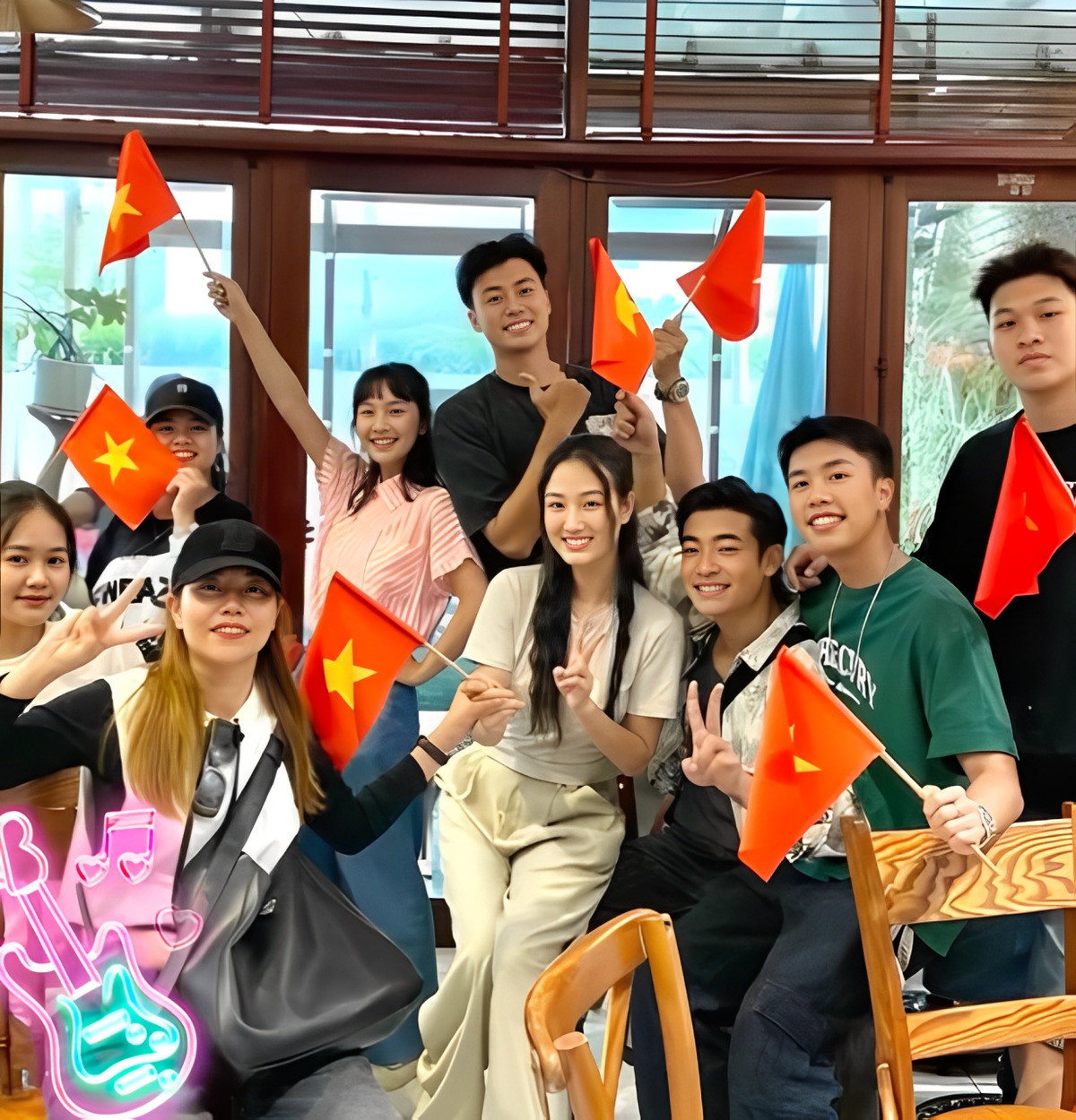 Bức ảnh khiến netizen nghi vấn Khánh Ly và Hoài Nam "có gì đó". Bức ảnh khiến netizen nghi vấn Khánh Ly và Hoài Nam "có gì đó".