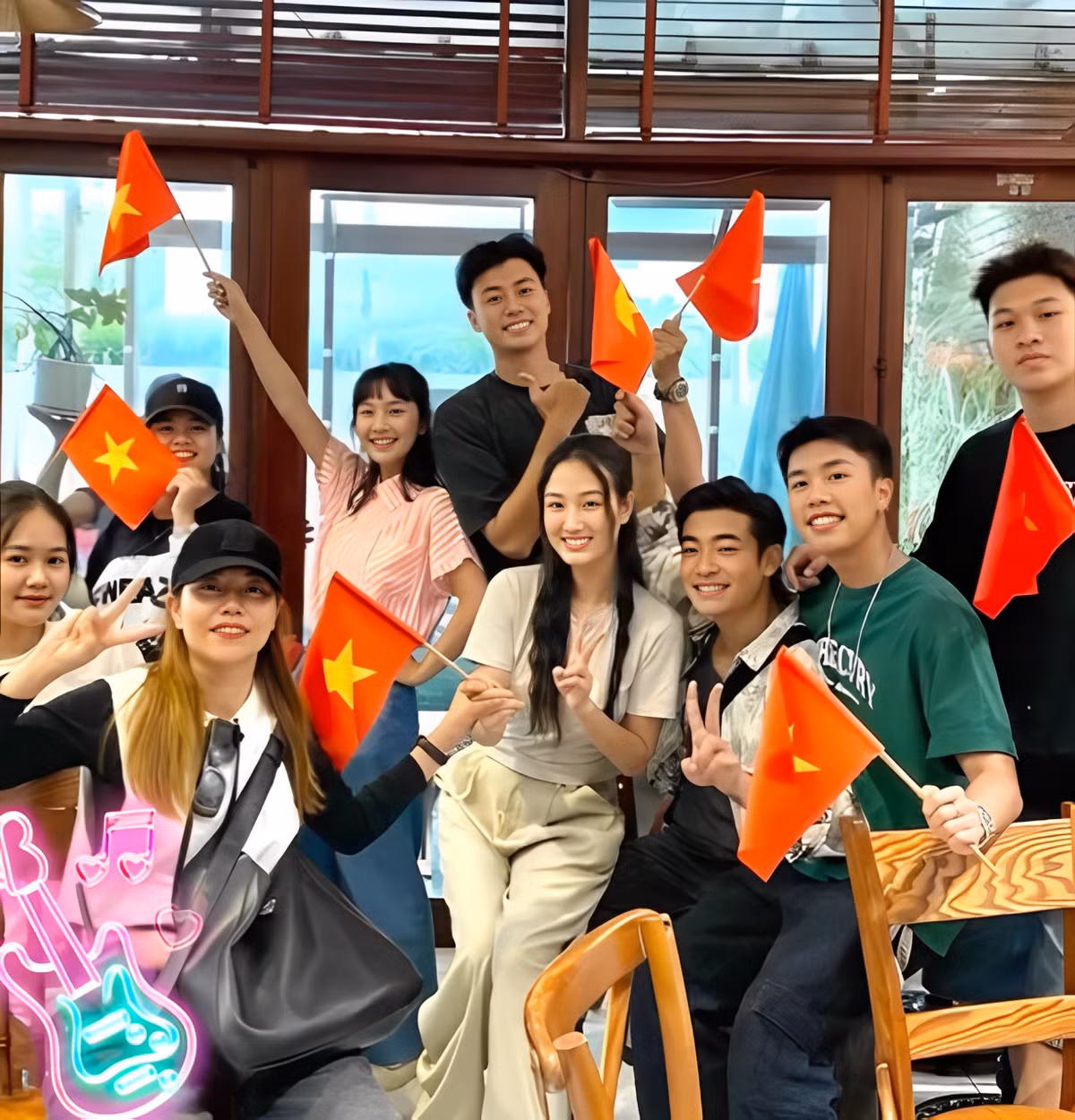 Bức ảnh khiến netizen nghi vấn Khánh Ly và Hoài Nam "có gì đó".