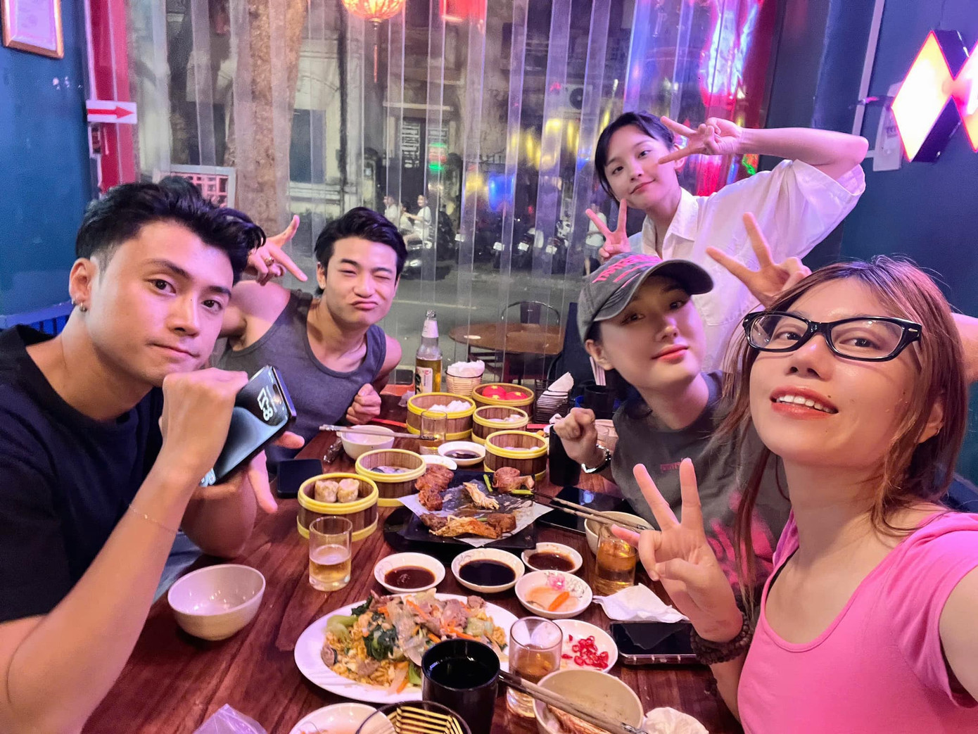 Dàn diễn viên Đi Giữa Trời Rực Rỡ rất thân thiết. Dàn diễn viên Đi Giữa Trời Rực Rỡ rất thân thiết.