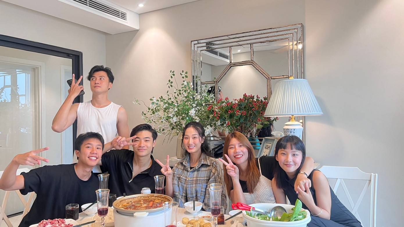 Hai diễn viên luôn ngồi cạnh nhau khi ăn uống. Hai diễn viên luôn ngồi cạnh nhau khi ăn uống.