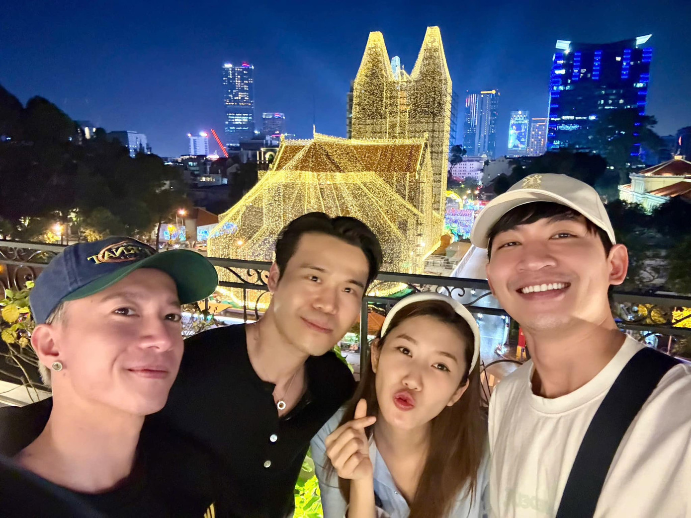 Hai người liên tục xuất hiện chung khung hình.