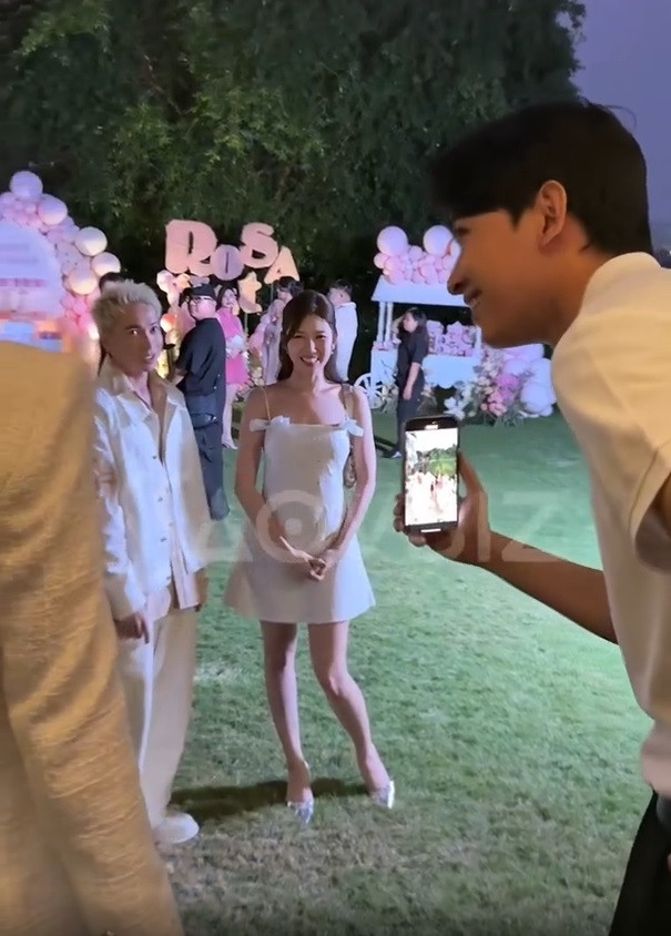 Võ Cảnh miệt mài chụp ảnh cho Thúy Ngân trong bữa tiệc gần đây. Nguồn ảnh: SaoVbiz