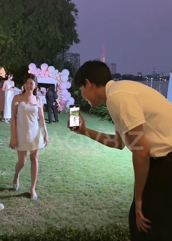 Võ Cảnh miệt mài chụp ảnh cho Thúy Ngân trong bữa tiệc gần đây. Nguồn ảnh: SaoVbiz