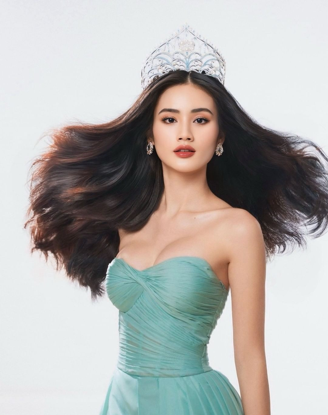 Ý Nhi ngày càng xinh đẹp sau thời gian du học ở nước ngoài. Ý Nhi ngày càng xinh đẹp sau thời gian du học ở nước ngoài.