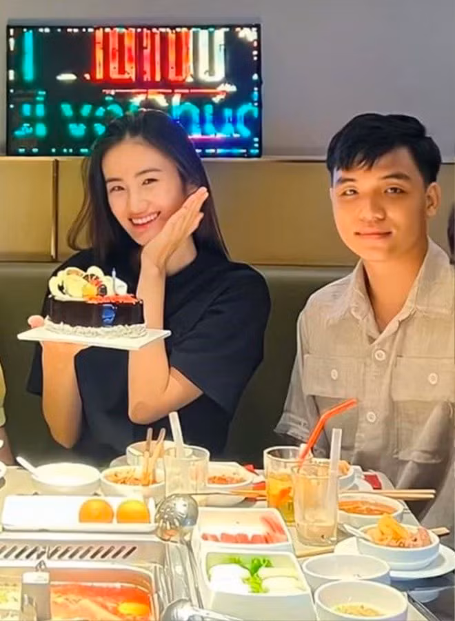 Ý Nhi và Anh Kiệt vẫn rất ngọt ngào dù phải yêu xa.
