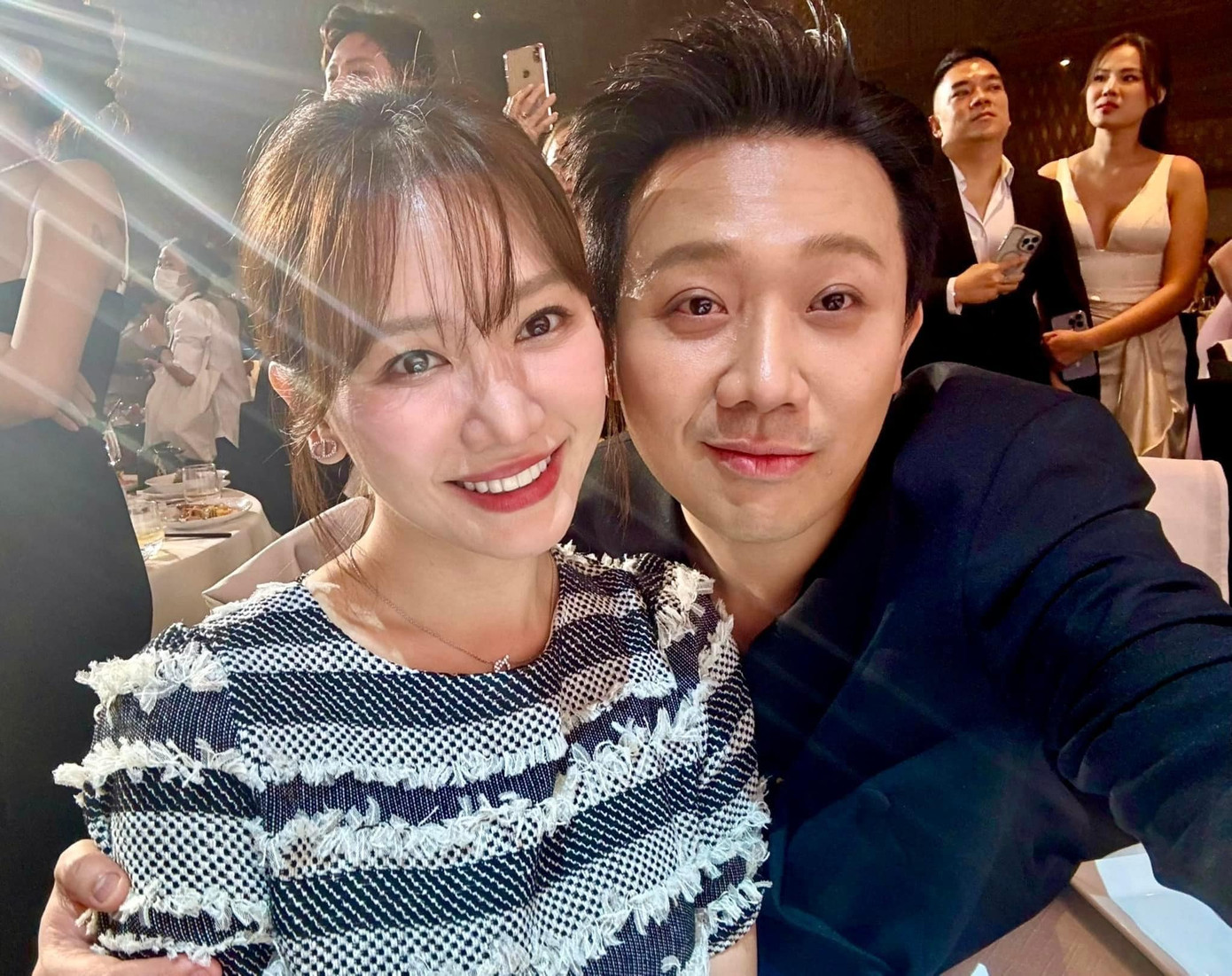 Hari Won xúc động trong đám cưới của đồng nghiệp.