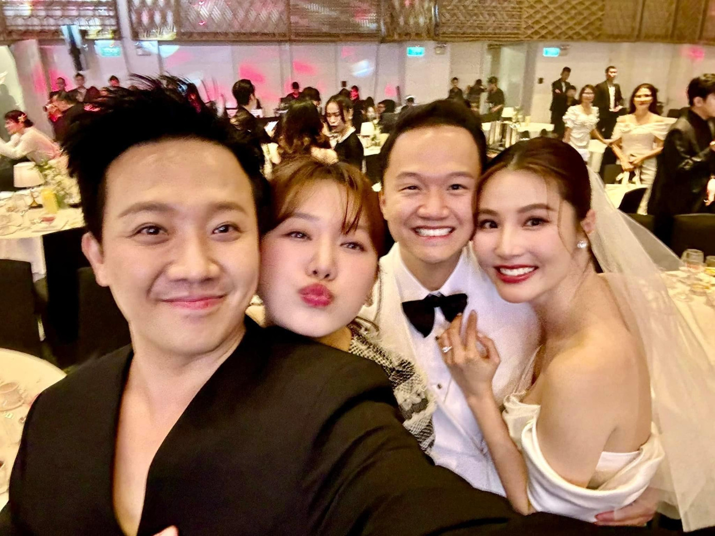 Hai cặp đôi đình đám V-Biz chung một khung hình.