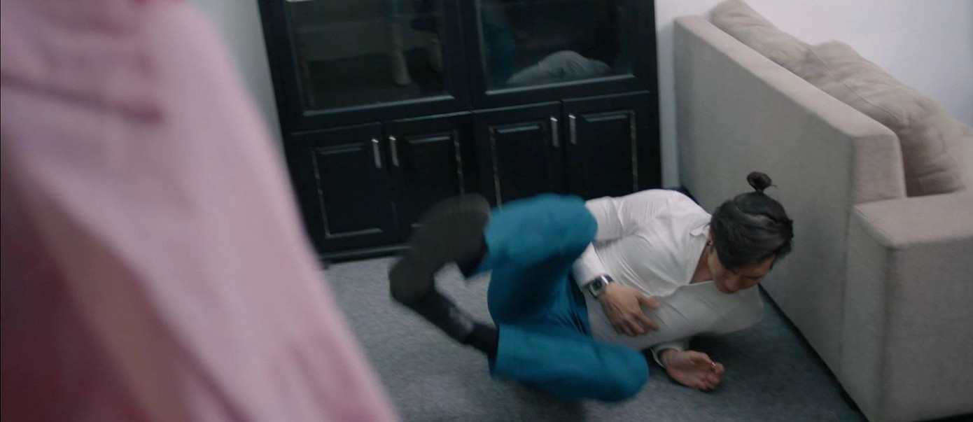 Vy vừa xuất hiện đã khiến Tuấn Khang chịu đau đớn