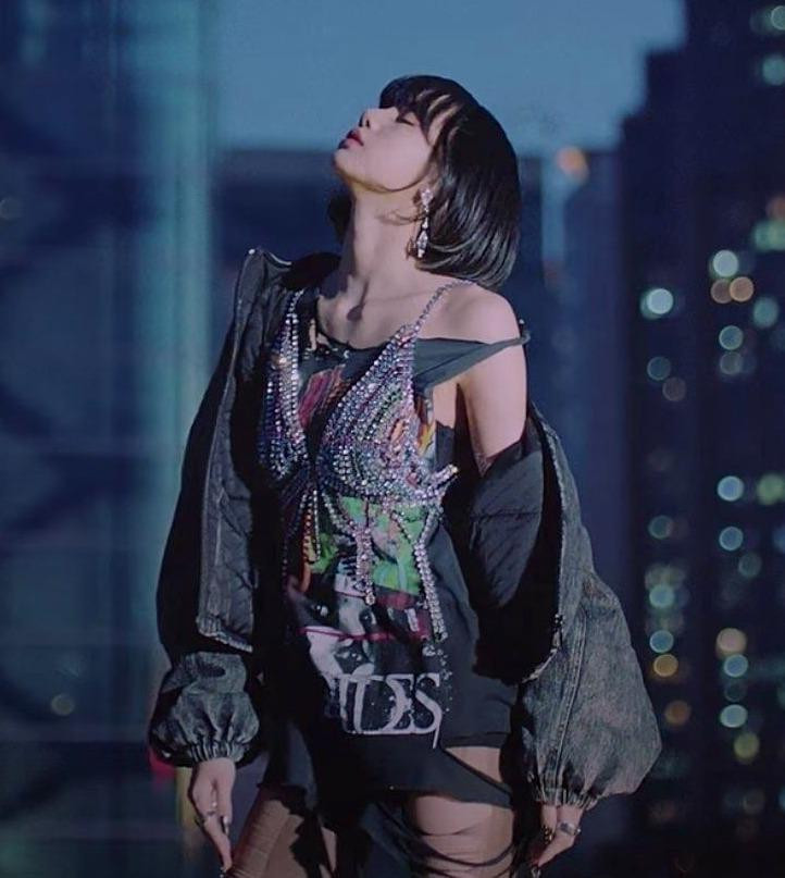 Lisa nhìn ấn tượng hơn hẳn với áo khoác