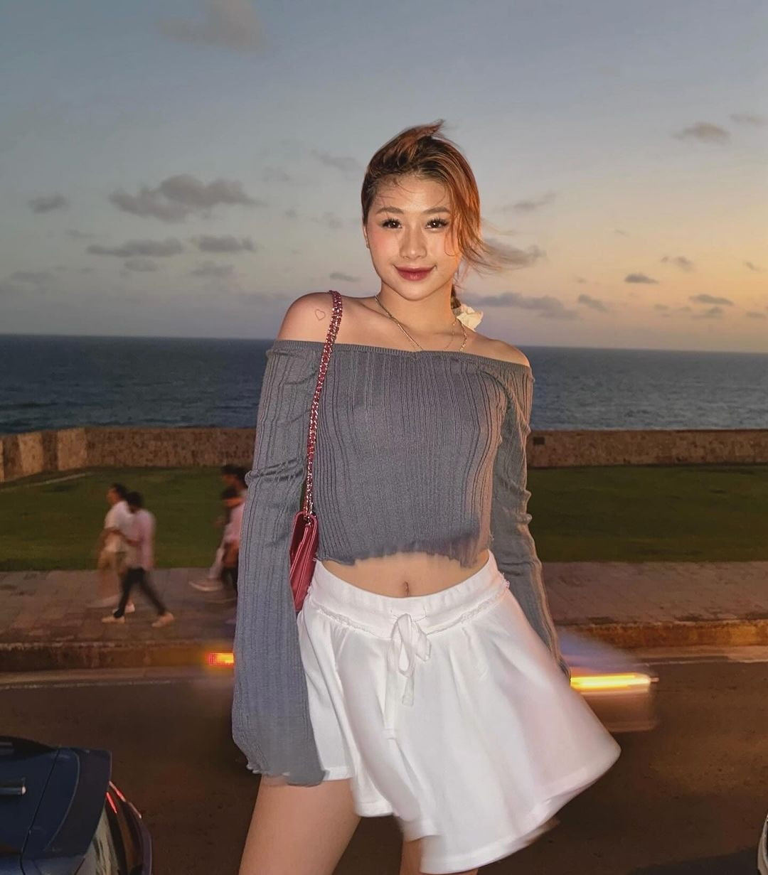 Cô khẳng định tự viết lời xin lỗi nhưng sau đó lại xóa lời thanh minh này.