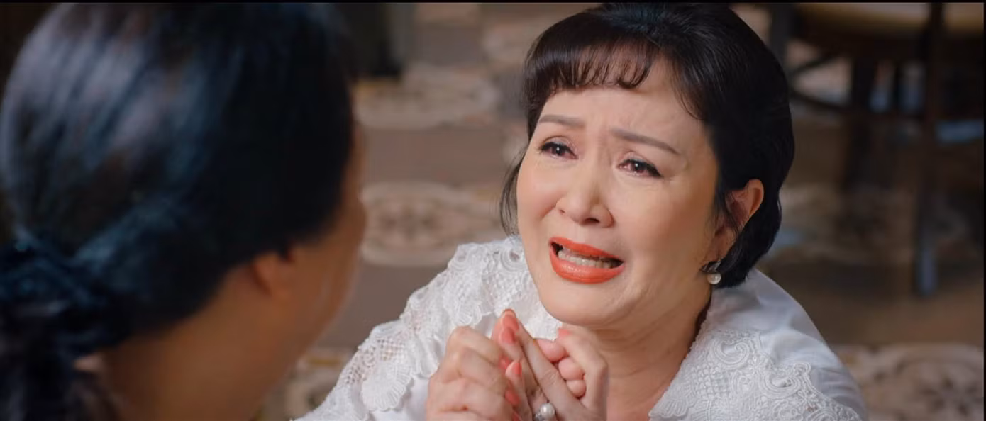 Bà Kim Nhung quỳ lạy để xin được nhận con