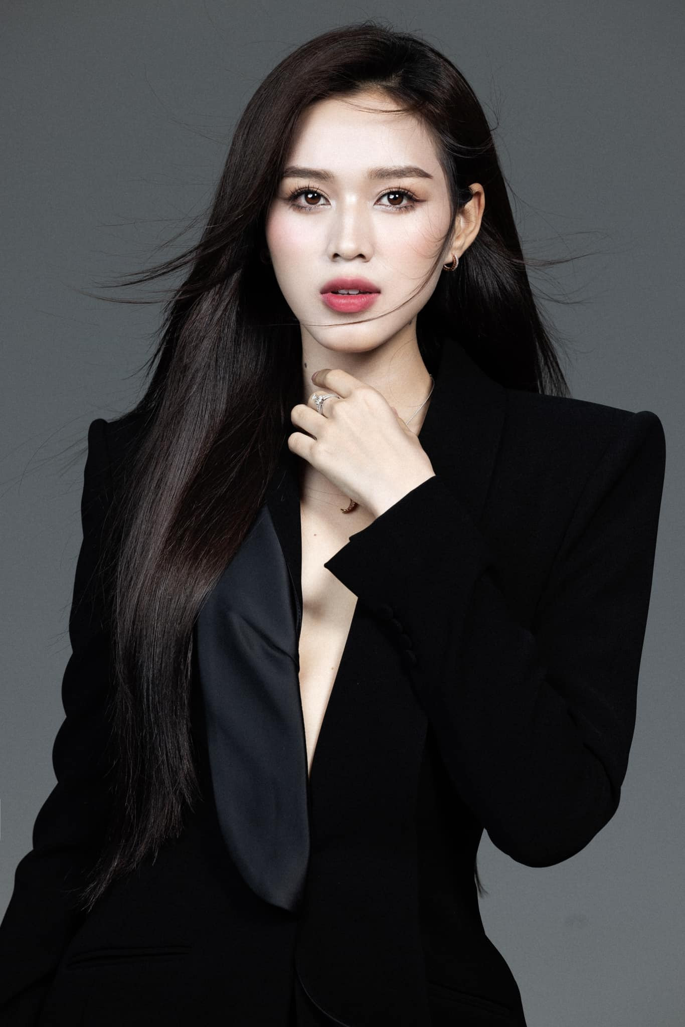 Nàng hậu có thời gian phải gác lại hoạt động showbiz để tập trung thi cử. Nàng hậu có thời gian phải gác lại hoạt động showbiz để tập trung thi cử.