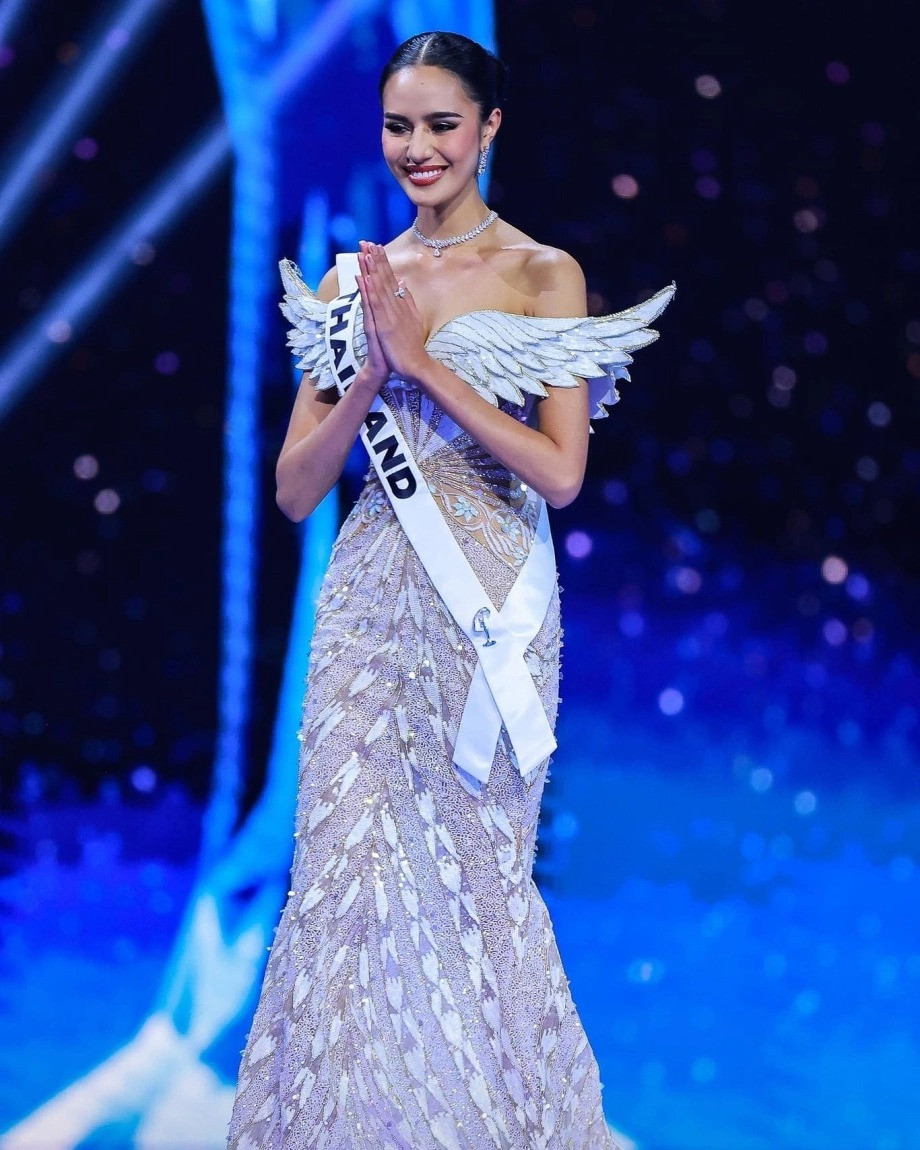 Cô từ bỏ danh hiệu Á hậu 3 Miss Universe 2024 để đi thi Miss World 2025. Cô từ bỏ danh hiệu Á hậu 3 Miss Universe 2024 để đi thi Miss World 2025.
