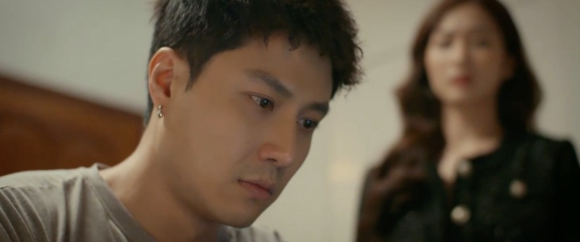 Hai vợ chồng đã có những vụ cãi cọ lục đục. Hai vợ chồng đã có những vụ cãi cọ lục đục.