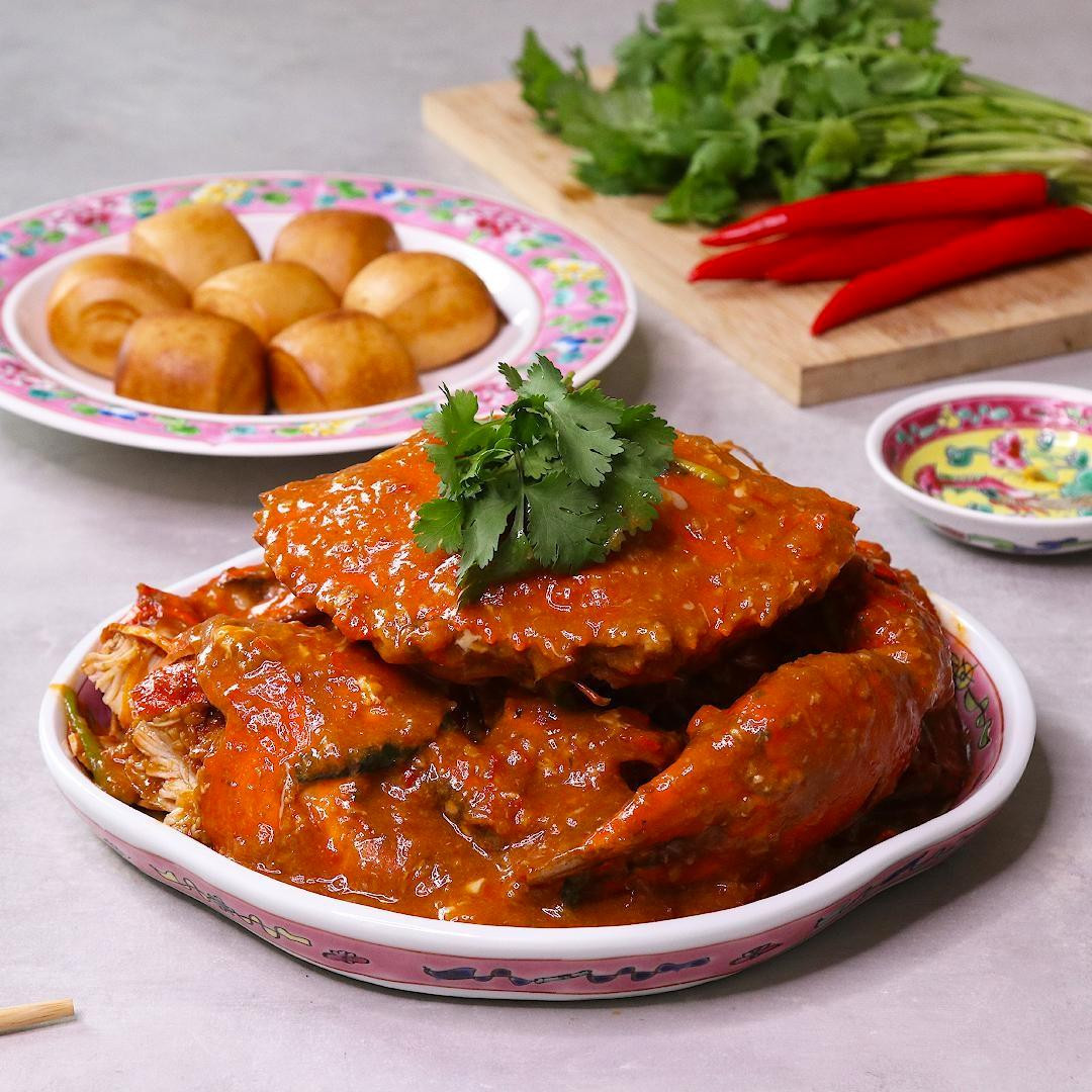 Chili Crab thấm đẫm nước sốt kết hợp cùng màn thầu sẽ “đánh gục” bất cứ tín đồ sành ăn nào.