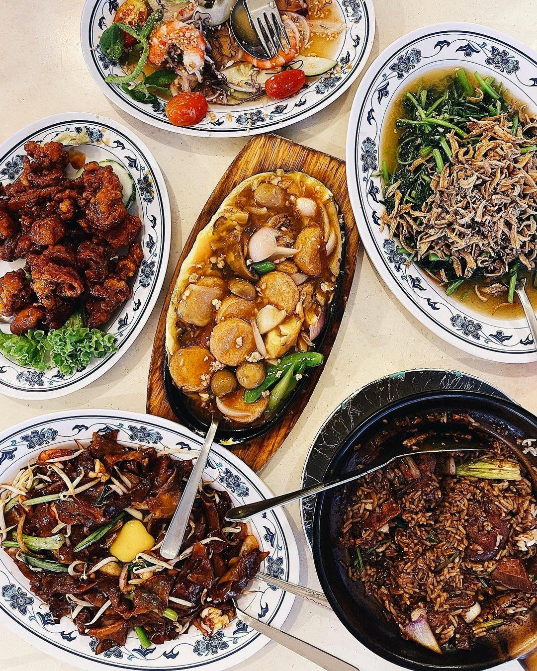 Gọi nhiều món Zi char để chia sẻ và gắn kết tình thân.