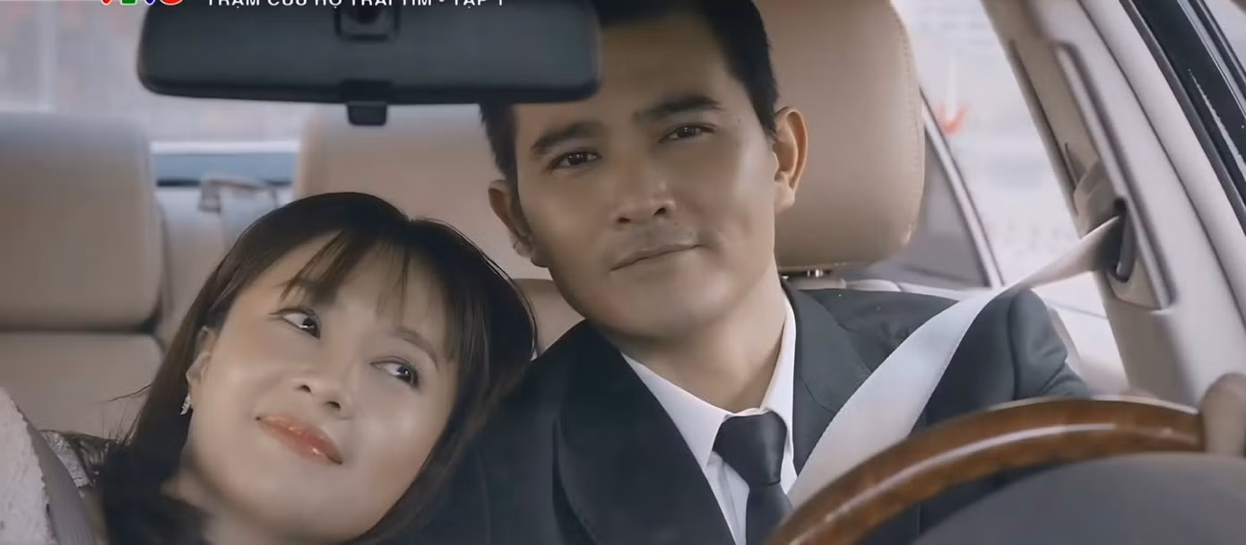 Nghĩa lúc nào cũng yêu thương chăm sóc vợ mình.