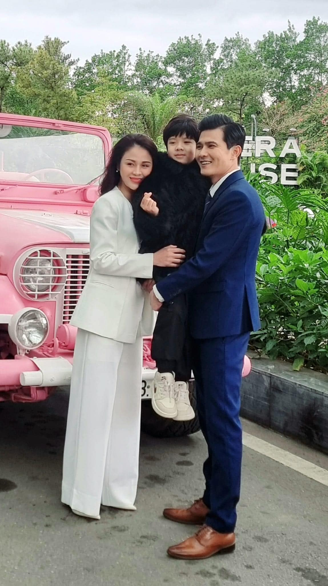 Nhưng anh ta lại lén chung sống hạnh phúc với người khác. Nhưng anh ta lại lén chung sống hạnh phúc với người khác.