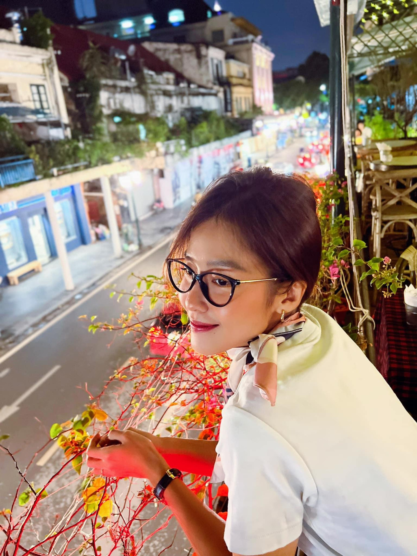 Khả Ngân đã bay về TP.HCM sau thời gian dài ở Hà Nội đóng phim.