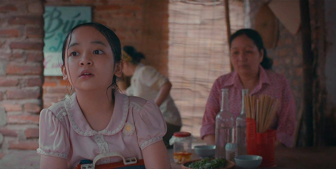 Bé Hoa bị mẹ bỏ rơi giữa khu chợ