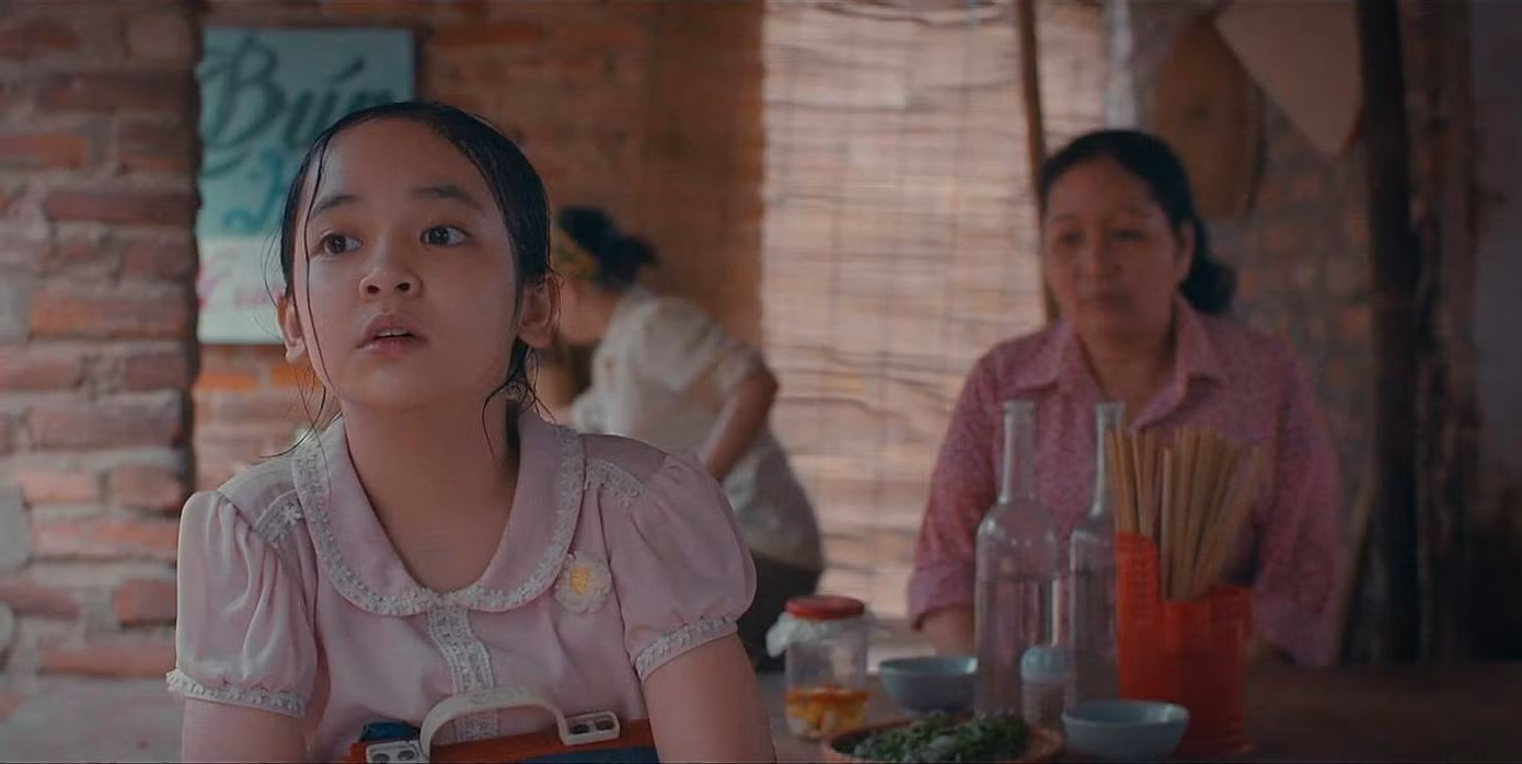 Bé Hoa bị mẹ bỏ rơi giữa khu chợ Bé Hoa bị mẹ bỏ rơi giữa khu chợ