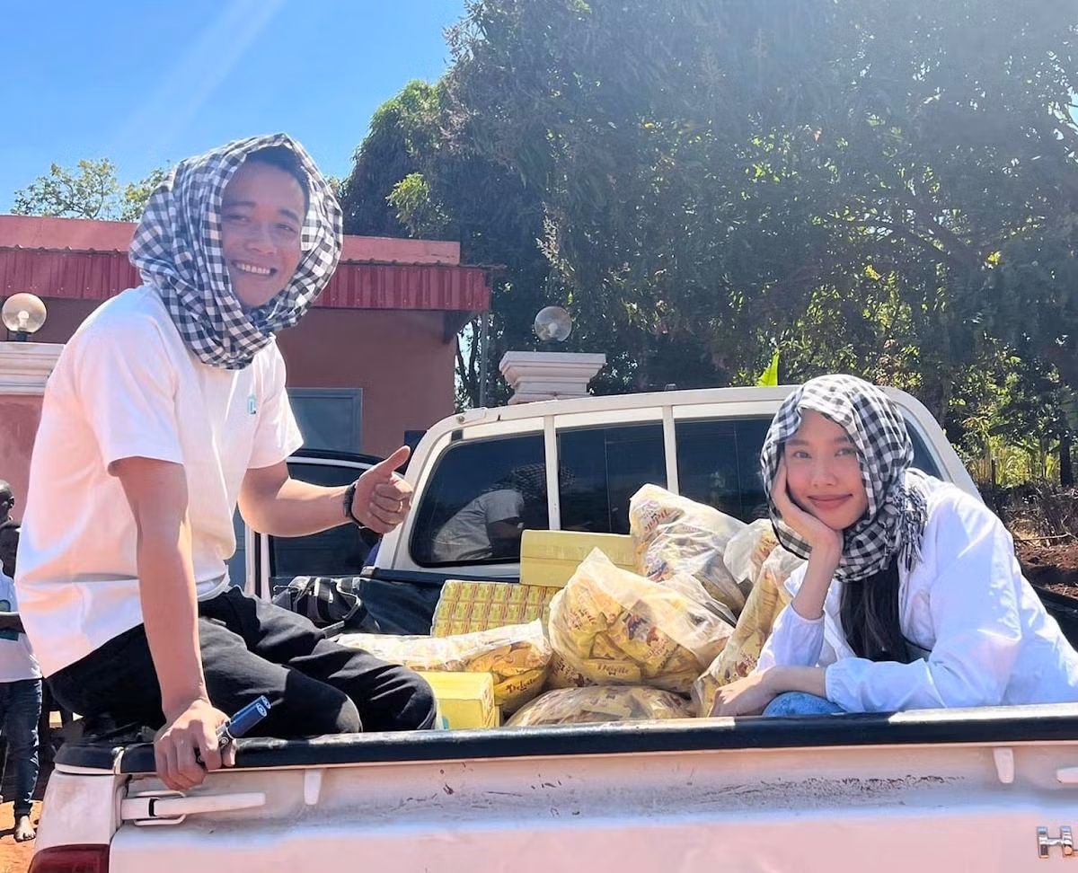 Quang Linh Vlogs rất buồn khi vắng Thùy Tiên Quang Linh Vlogs rất buồn khi vắng Thùy Tiên
