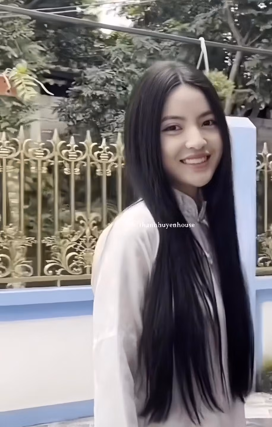 Khán giả đã quen nhìn những cô dâu làm tóc cầu kỳ.